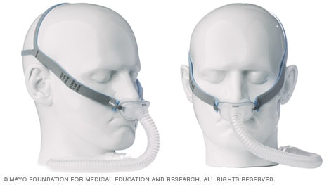 Foto de mascarillas de presión positiva continua sobre las vías respiratorias con almohadillas nasales y correas laterales
