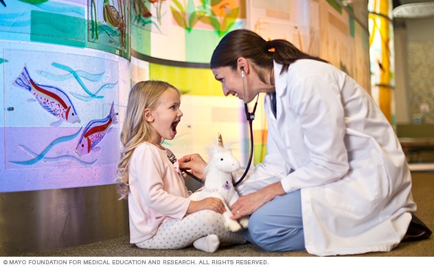 يتضمن نهج فريق Mayo Clinic (مايو كلينك) أخصائيي طب الأطفال ذوي المهارات العالية ممن يعالجون الأطفال المصابين بورم ويلمز.