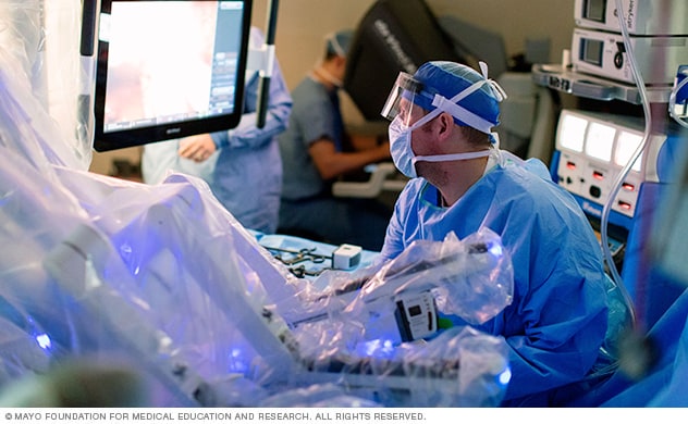 Un cirujano consulta un monitor quirúrgico.