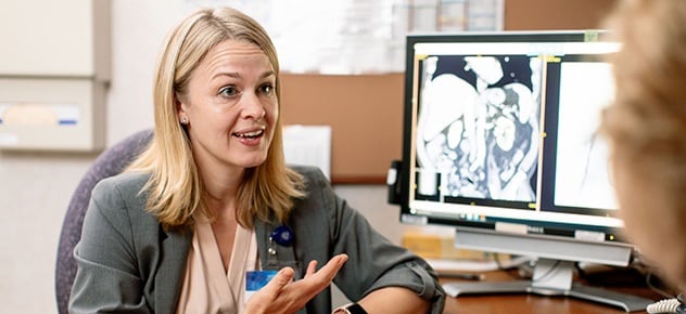 Un médico revisa los resultados de las imágenes con un paciente.