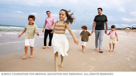 一家人在海滩上安心享受一天的美好时光，因为他们知道，他们的医疗保健需求已由妙佑医疗国际佛罗里达州院区的初级保健团队全面负责。