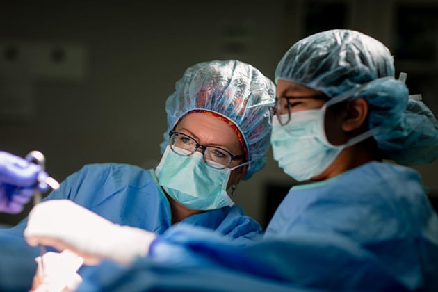 Cirujanos llevan a cabo una operación.
