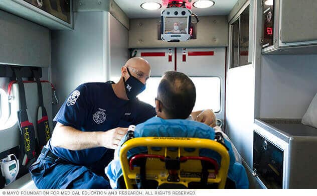 一名患者在妙佑医疗国际的救护车上接受护理。