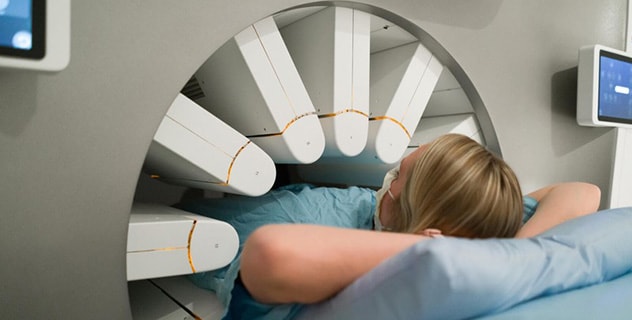 Persona sometiéndose a una tomografía computarizada por emisión de fotón único