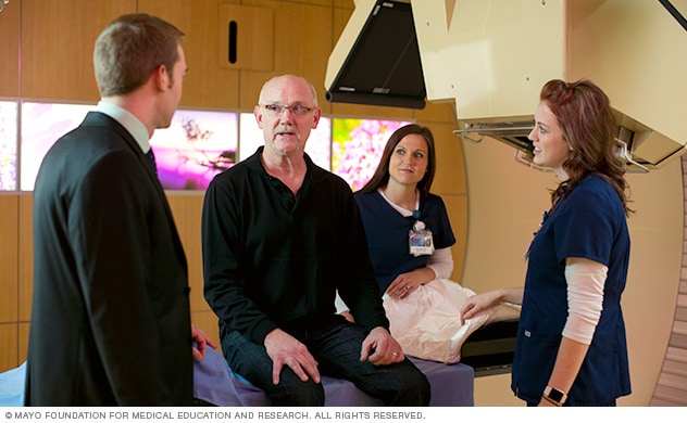 Especialista en cáncer de las vías biliares (oncólogo) hablando con un paciente