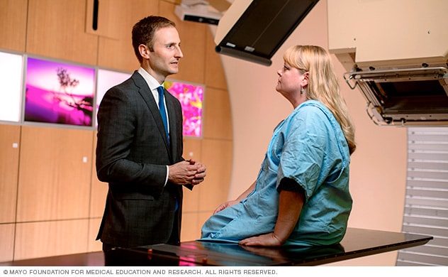 طبيب يتحدث مع مريض قبل الخضوع للعلاج الإشعاعي