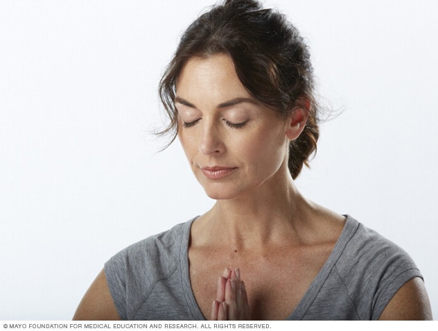 La meditación es uno de los diversos enfoques de la medicina integral que se utilizan para mejorar la salud y el bienestar.