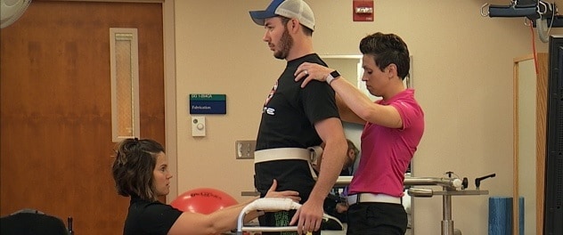 脊髓损伤康复项目的工作人员与参与者通力合作。