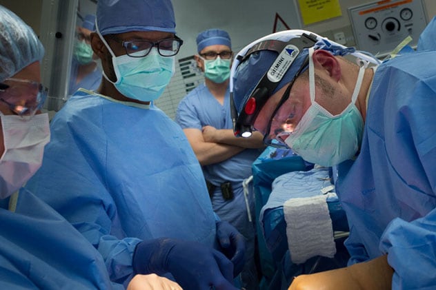 妙佑医疗国际的手术团队正在进行手术。
