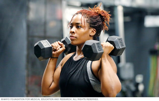 运动员使用哑铃进行锻炼。